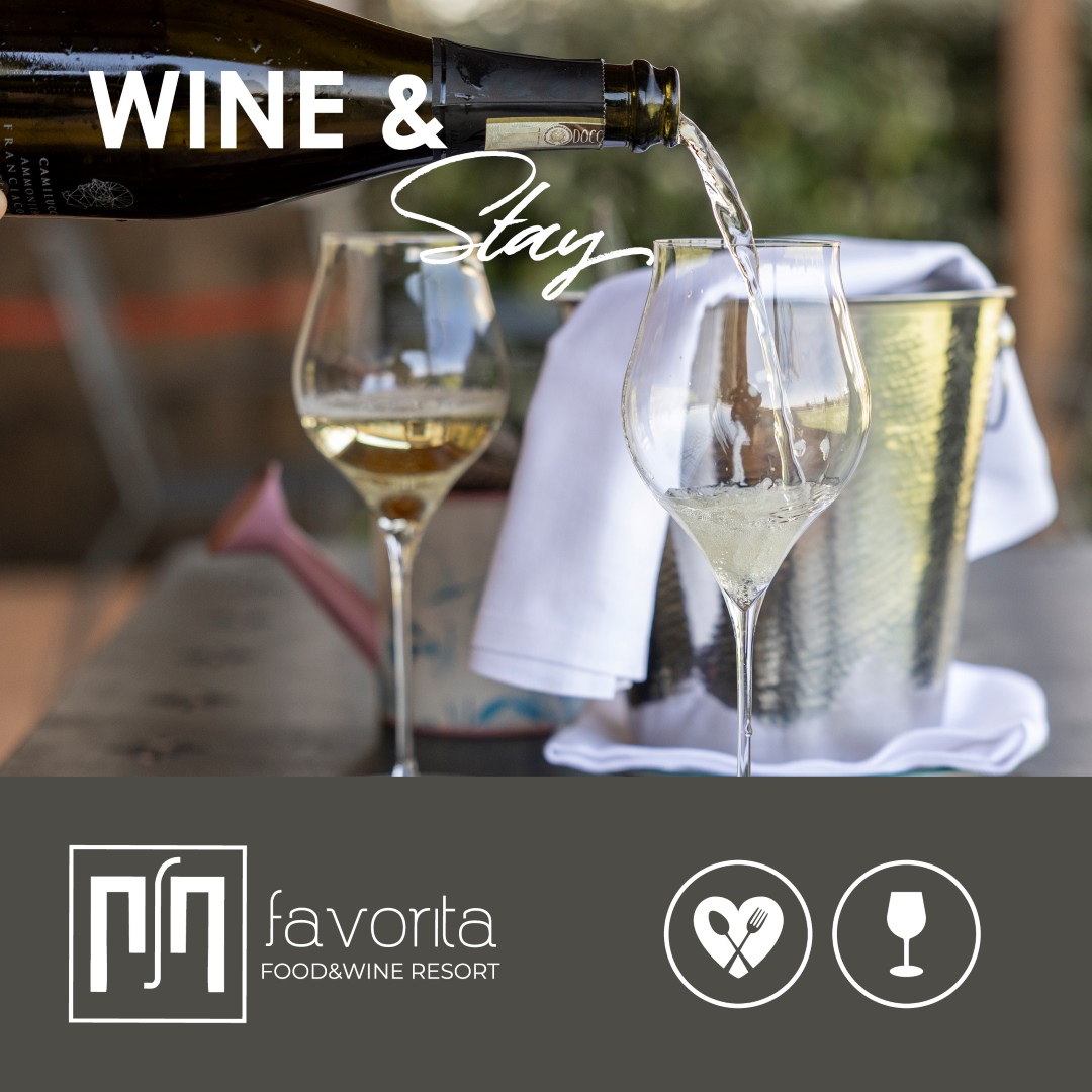 Calici di vino bianco versato al Favorita Food & Wine Resort – Gift Card Wine & Stay con pernottamento e degustazione