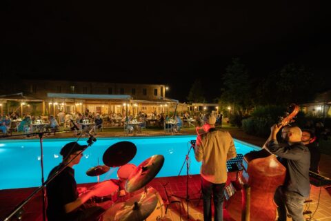 Concerto dal vivo a bordo piscina alla Favorita durante la cena di Ferragosto