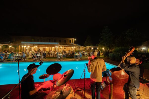 Concerto dal vivo a bordo piscina alla Favorita durante la cena di Ferragosto