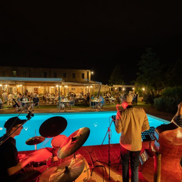 Concerto dal vivo a bordo piscina alla Favorita durante la cena di Ferragosto