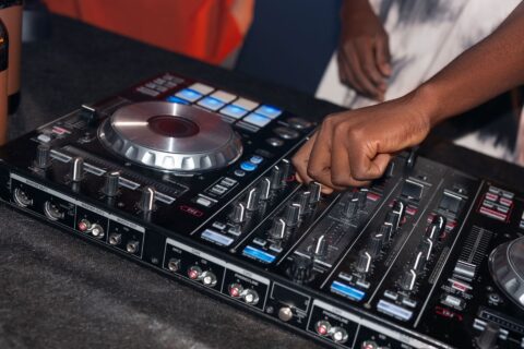 Consolle DJ durante l’aperitivo lounge alla Favorita