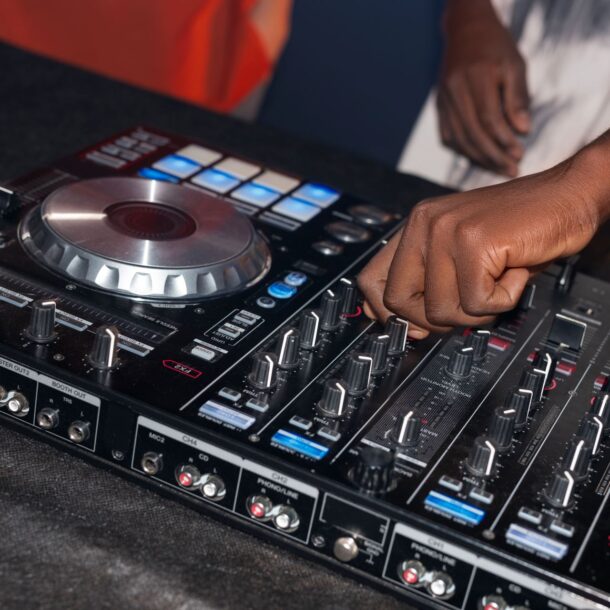 Consolle DJ durante l’aperitivo lounge alla Favorita