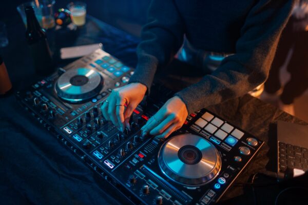 Mani su consolle DJ durante aperitivo musicale alla Favorita