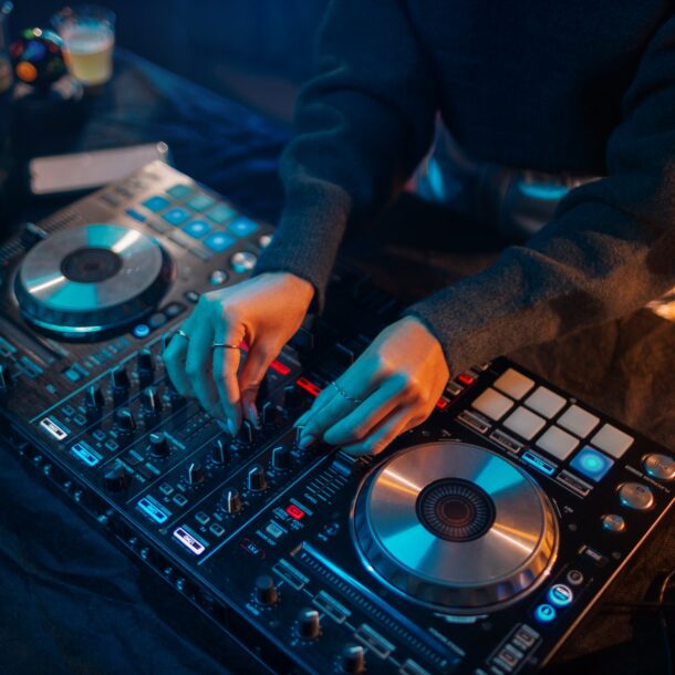 Mani su consolle DJ durante aperitivo musicale alla Favorita
