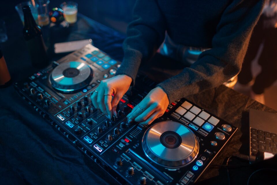 Mani su consolle DJ durante aperitivo musicale alla Favorita