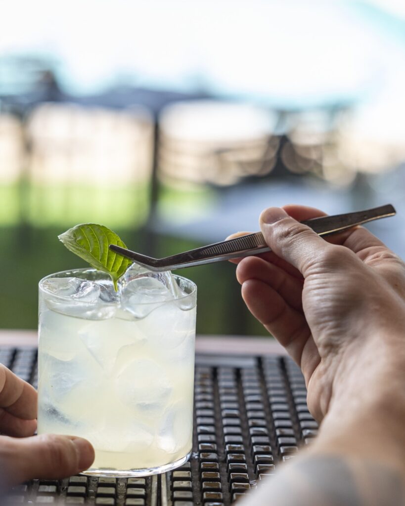 Cocktail in piscina estate 2025 alla Favorita a Bastia Umbra