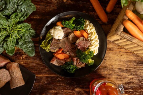 Piatto di bollito misto con verdure, purè e salsa verde all’Osteria Favorita