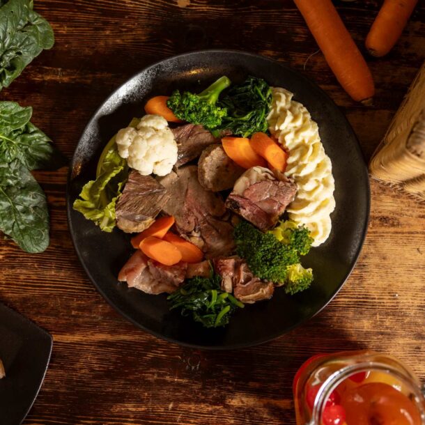 Piatto di bollito misto con verdure, purè e salsa verde all’Osteria Favorita
