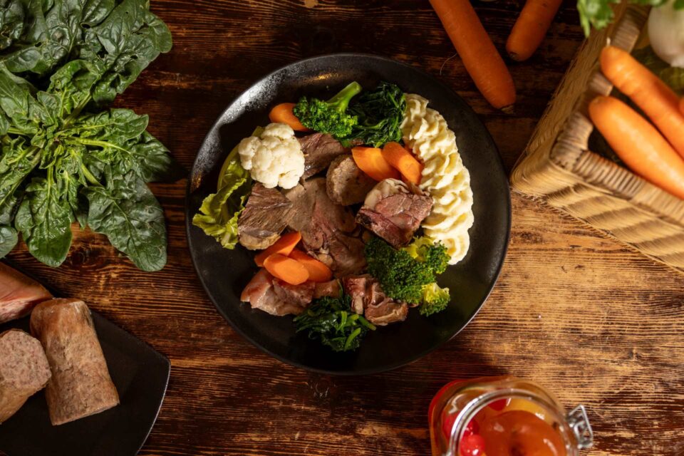 Piatto di bollito misto con verdure, purè e salsa verde all’Osteria Favorita