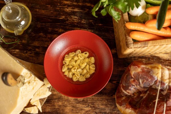 Tortellini fatti a mano serviti in brodo di cappone per il pranzo natalizio