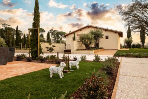 Giardino dell’Osteria Favorita a Bastia Umbra con casale immerso nel verde location per il Pranzo di Pasqua 2026