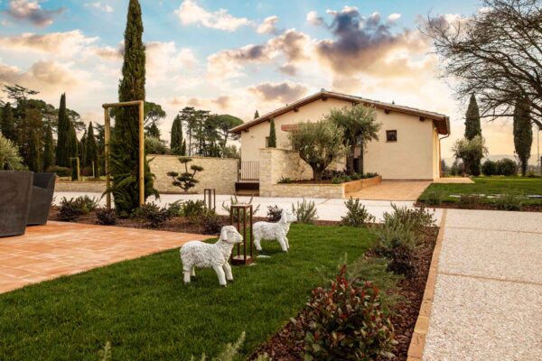 Giardino dell’Osteria Favorita a Bastia Umbra con casale immerso nel verde location per il Pranzo di Pasqua 2026
