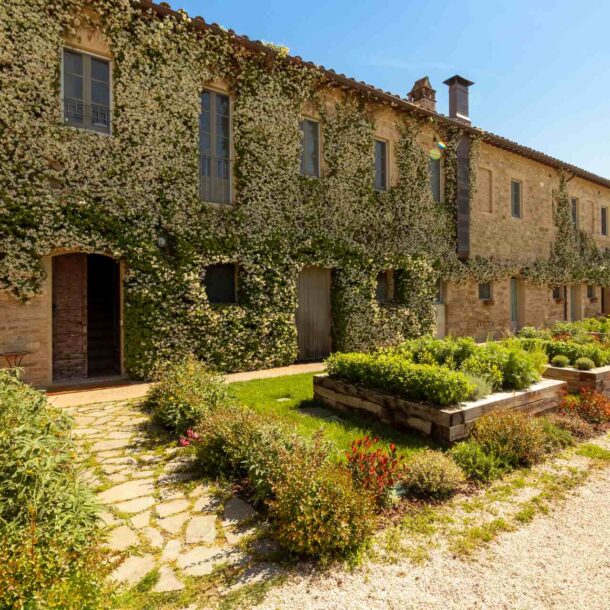 Facciata dell’Osteria Favorita a Bastia Umbra immersa nel verde primaverile, aperture straordinarie primavera 2026