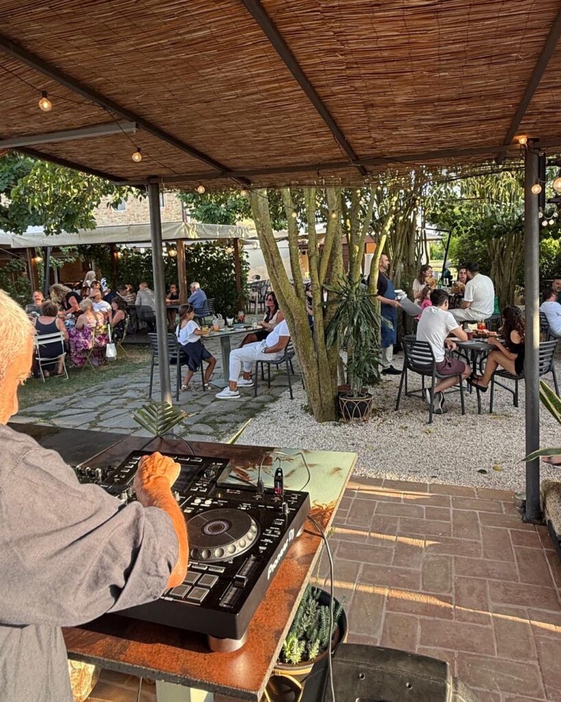 Dettaglio della consolle DJ durante l’aperitivo del 3 agosto alla Favorita